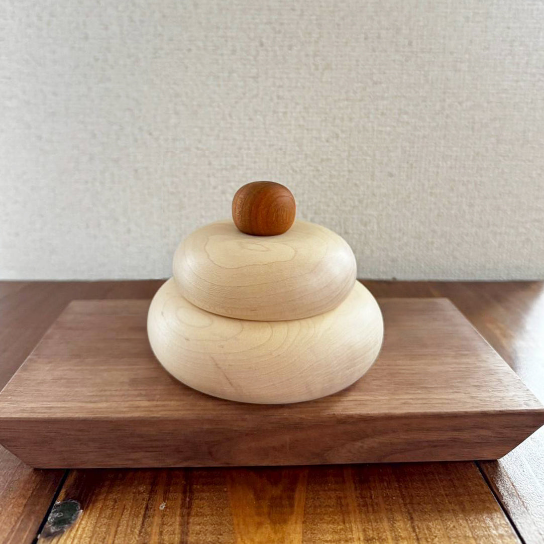 木でできた鏡餅（大／小）